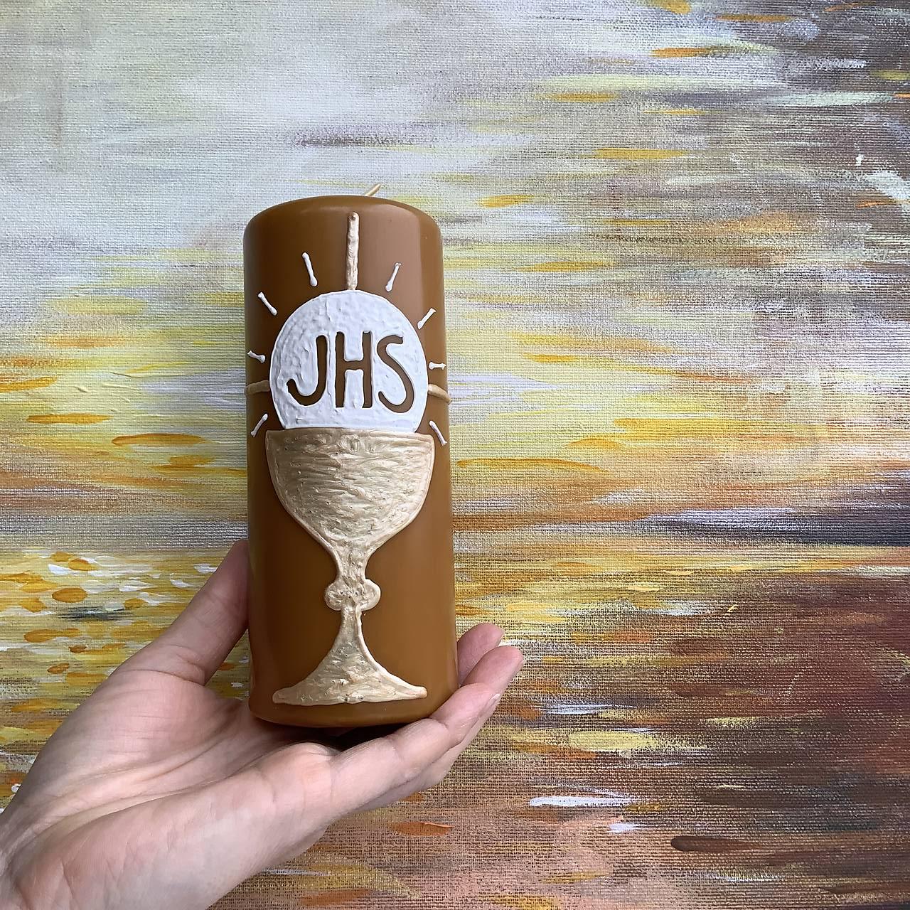 Maľovaná svieca z včelieho vosku s kalichom, eucharistiou a krížom v pozadí