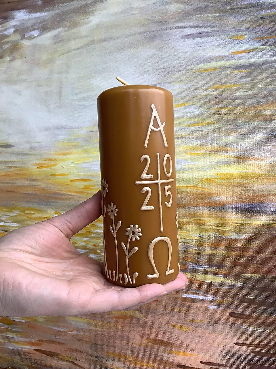 Maľovaný domáci paškál z včelieho vosku “2025” VÄČŠÍ Alfa a omega s  krížom (a margarétami (matná zlatá))