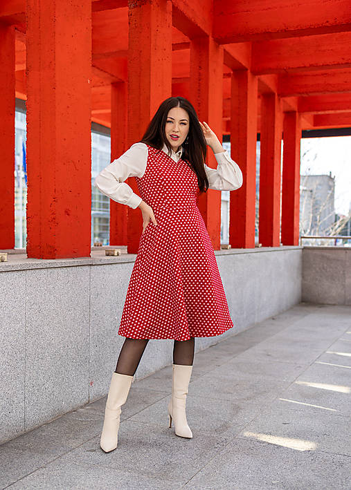 Šaty - Červené vlnené bodkované šaty s áčkovou sukňou - 17420183_