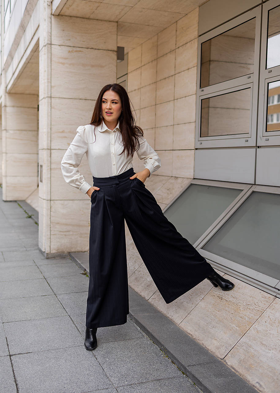 Čierne bavlnené nohavice s lesklým prúžkom