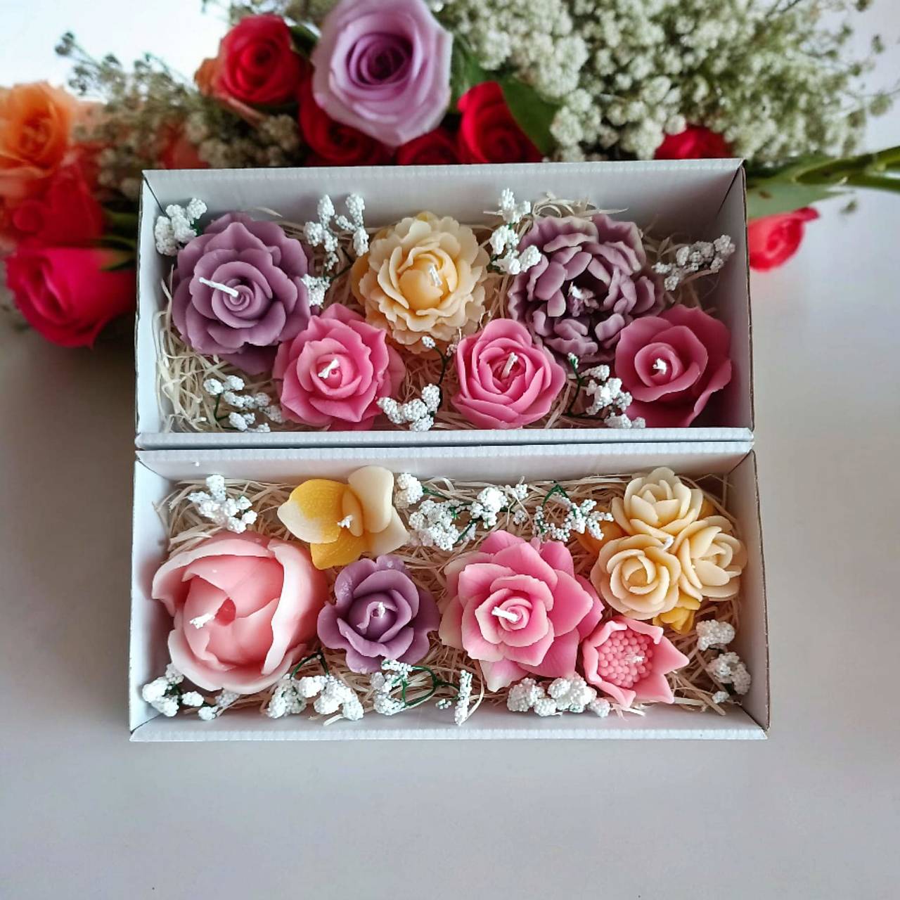 Krabička plná voskových kvietkov 