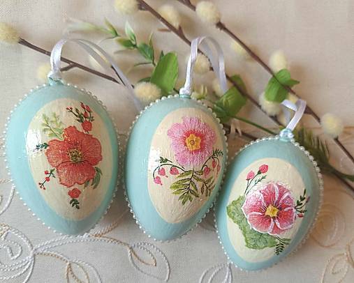 Dekorácie - Veľkonočné vajíčka s ibištekmi a šípovou ružou - 17427722_