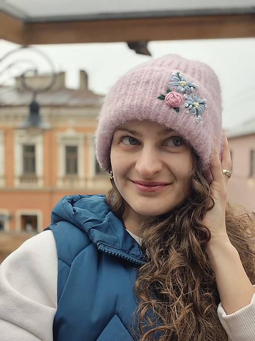 Čiapky, čelenky, klobúky - Čiapka s ručnou výšivkou - Kvetinová záhrada - 17425624_