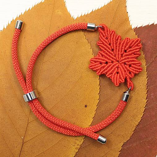 Náramky - Makramé náramok „Prvý jesenný list I“ – ručne viazaný náramok s listom v jesenných farbách - 17428461_