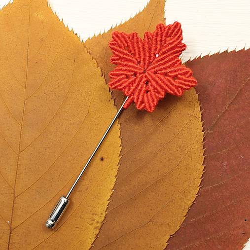 Brošne - Makramé brošňa „Prvý jesenný list I“ – ručne viazaná brošňa v tvare jesenného listu - 17428469_