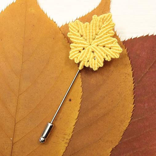 Brošne - Makramé brošňa „Prvý jesenný list II“ – ručne viazaná brošňa v tvare jesenného listu - 17428477_