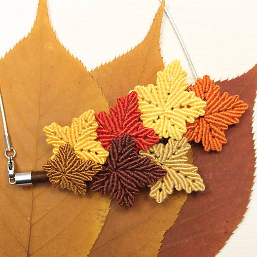 Náhrdelníky - Makramé prívesok „Javorové listy“ – ručne viazaný prívesok s javorovým listom na retiazke z chirurgickej ocele - 17428494_