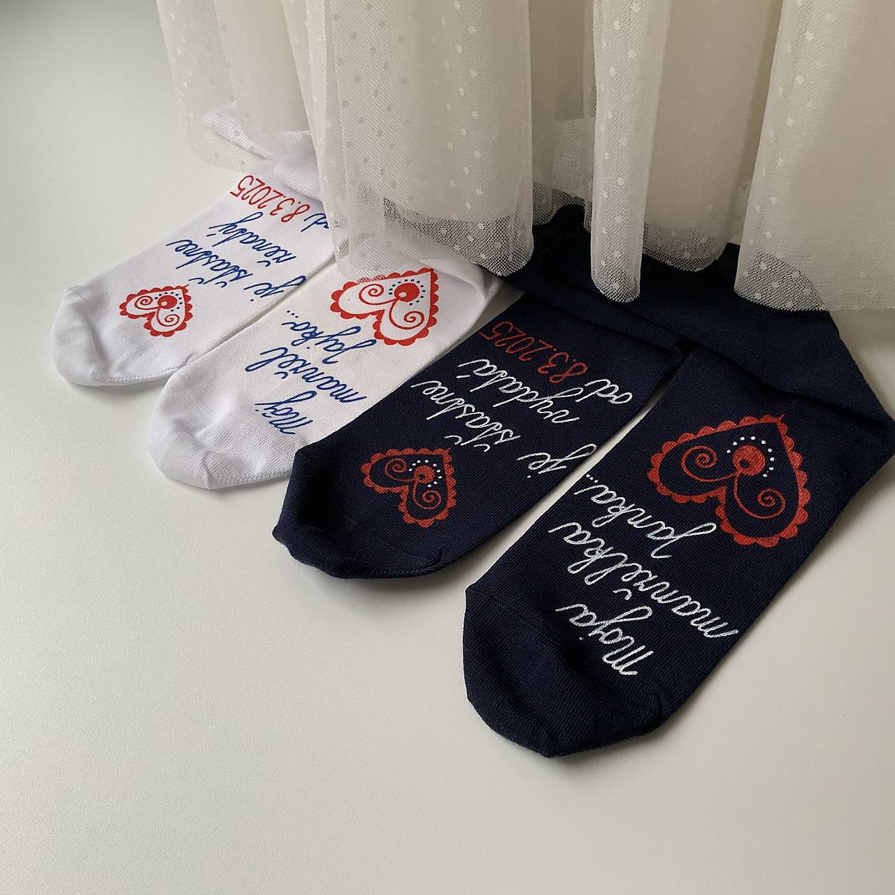 Darčeková sada maľovaných ponožiek s nápisom: "Môj manžel (Moja manželka) je šťastne ženatý (vydatá)" (biele + tmavomodré)