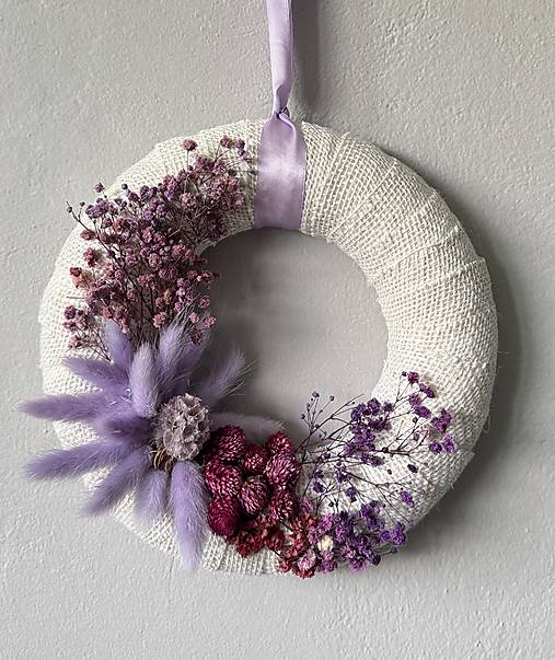 Dekorácie - Fialový venček so sušenými rastlinkami - 17425332_