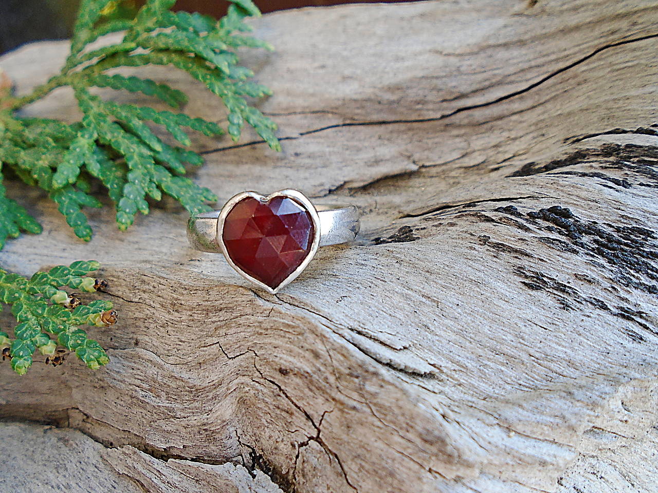 Strieborny prsteň Ag 925 Granát Srdiečko