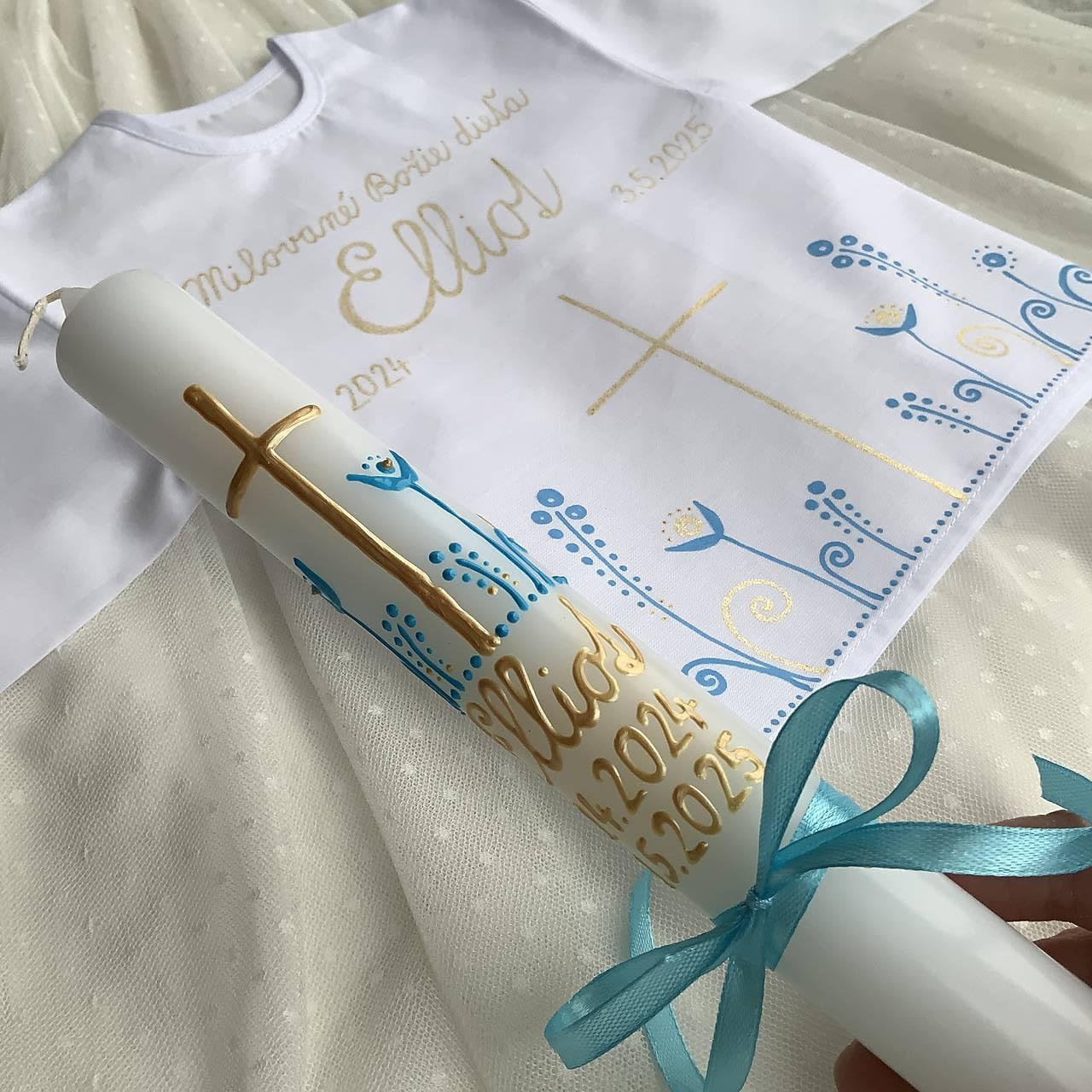 Krstná košieľka a svieca na krst ručne maľovaná v kombinácii svetlo modrá + zlatá bez goliera