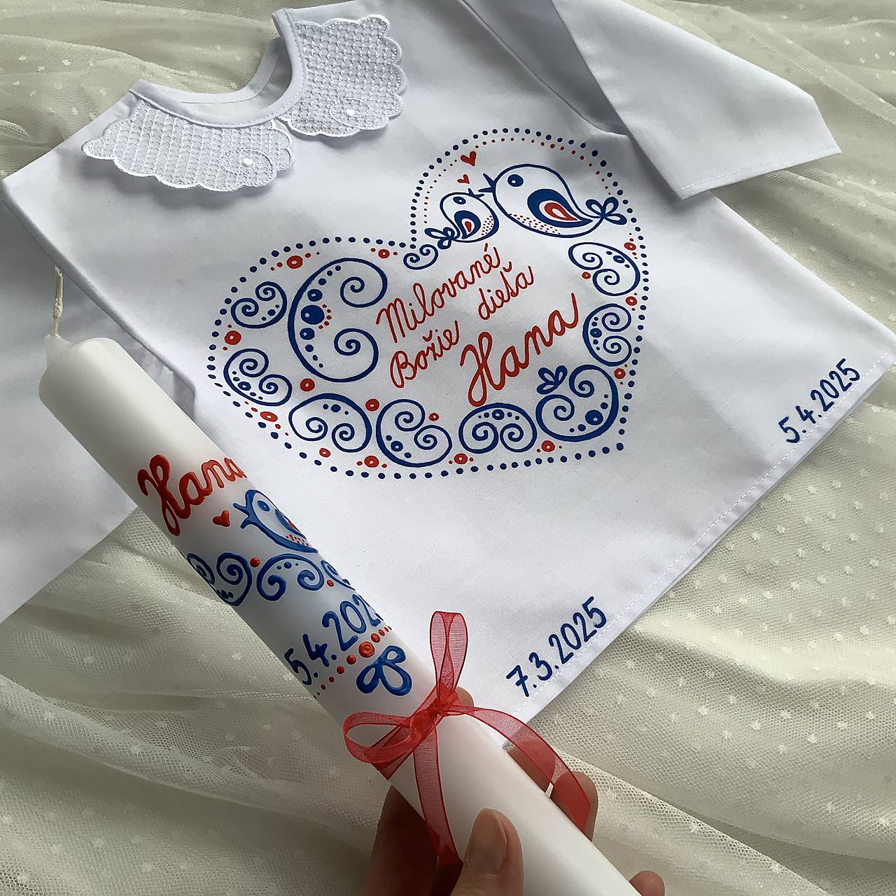 Krstná košieľka a svieca na krst maľovaná ľudovoladená  s autorským ľudovoladeným motívom v tvare srdca