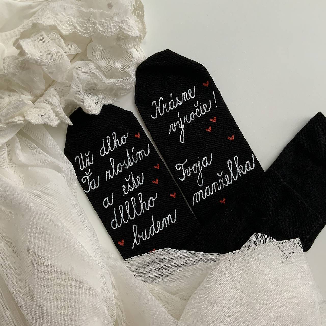 Maľované ponožky k výročiu SVADBY (Tmavomodré alebo čierne  ponožky s bielym nápisom ".../ Krásne výročie...")