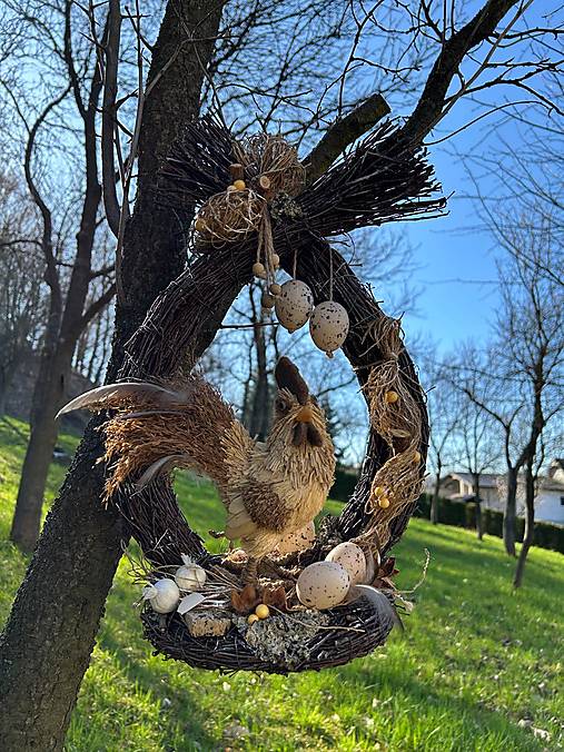 Dekorácie - Jarná dekorácia z brezového prútia s kohútikom - 17433864_