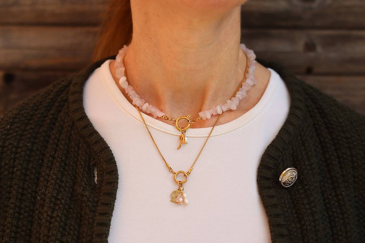 Náhrdelník choker ruženín - písmenko
