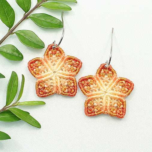 Náušnice - Ručne viazané náušnice s motívom primuliek - 17436438_