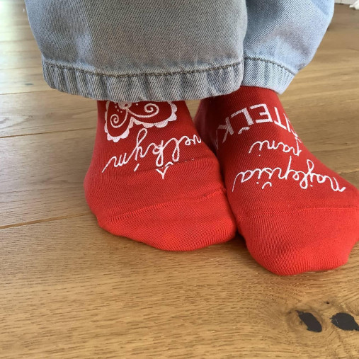 Maľované červené ponožky pre Najlepšiu PANI UČITEĽKU s veľkým ❤️