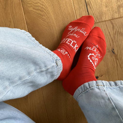 Maľované červené ponožky pre Najlepšiu PANI UČITEĽKU s veľkým ❤️