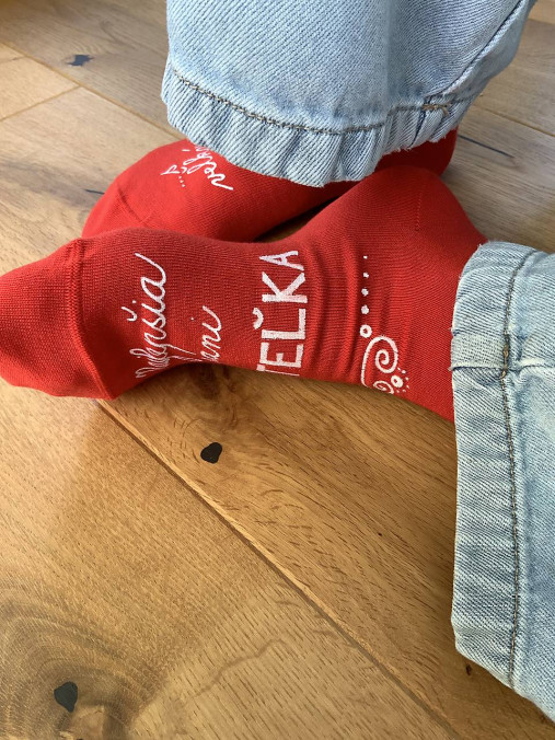Maľované červené ponožky pre Najlepšiu PANI UČITEĽKU s veľkým ❤️