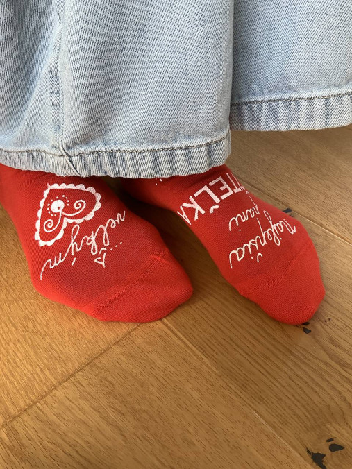 Maľované červené ponožky pre Najlepšiu PANI UČITEĽKU s veľkým ❤️