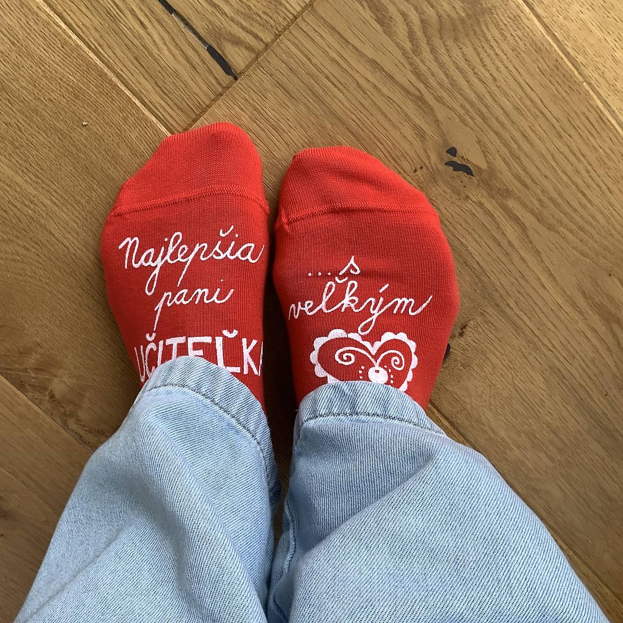 Maľované červené ponožky pre Najlepšiu PANI UČITEĽKU s veľkým ❤️