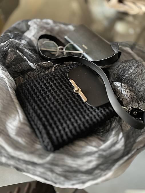 Kabelky - Čierna háčkovaná crossbody kabelka so striebornými detailmi - 17435002_