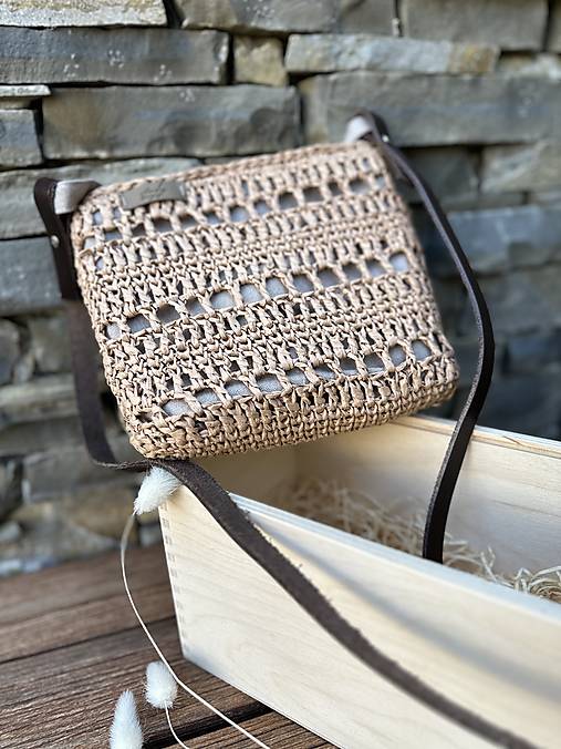 Kabelky - Crossbody taška z raffie, kožený popruh - 17435149_