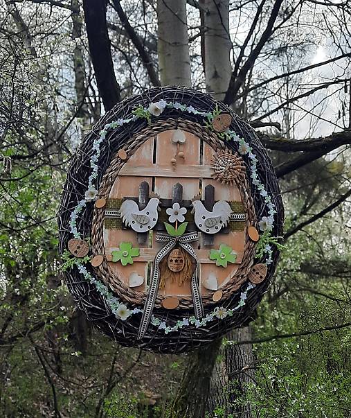 Dekorácie - Jarná závesná dekorácia z brezového prútia s kohútikmi - 17437319_