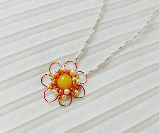 Náhrdelníky - Náhrdelník s drôteným slnečným kvietkom - 17437693_