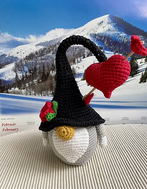 Hračky - 12 háčkovaných mesiačikov - trpaslíkov (Trpaslík február - Valentínko) - 17439389_