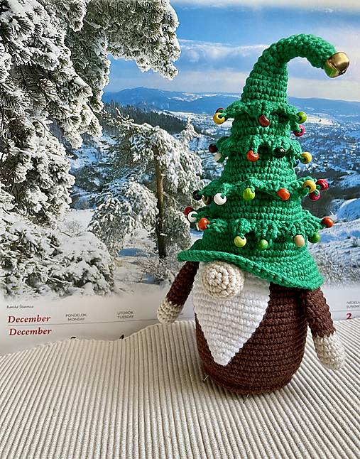 Hračky - 12 háčkovaných mesiačikov - trpaslíkov (Trpaslík december - vianočný stromček) - 17439433_