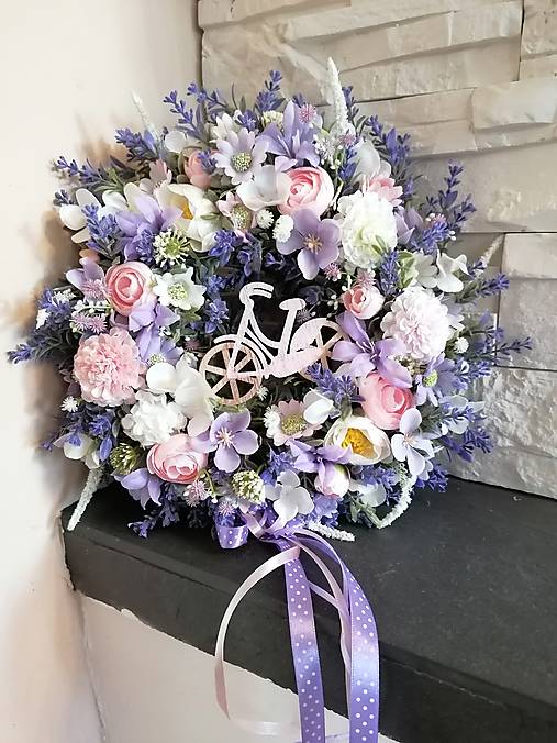 Dekorácie - Kvetinovy levanduľovy veniec s mašlou a bicyklom 32cm - 17440514_