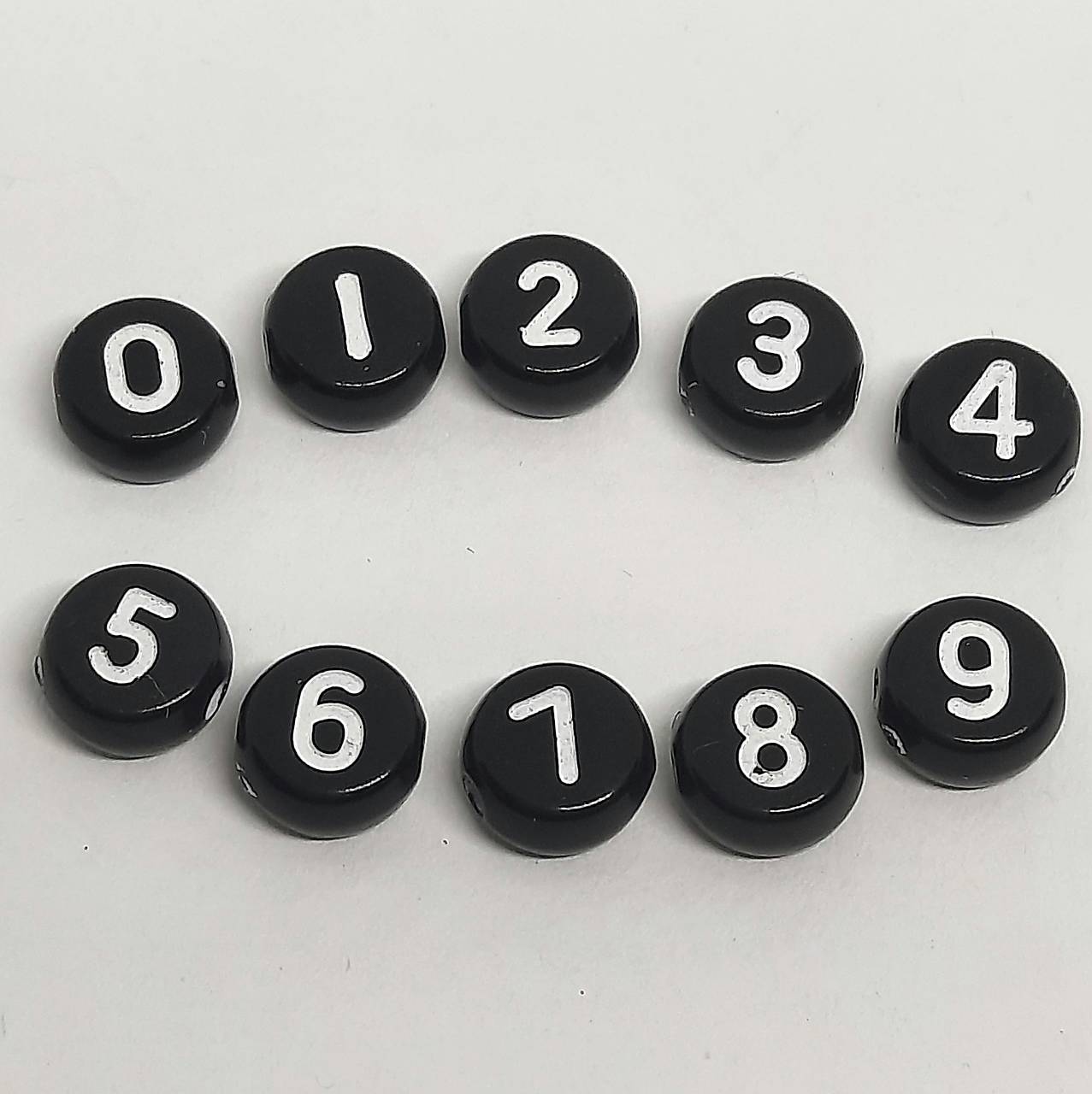 Číslice plast 7mm-lentilky-čierna/biela-1ks