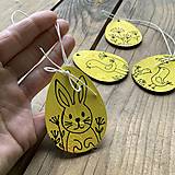 Dekorácie - Maľované drevené vajíčka (výrezy) 5x7 cm na špagáte (sada 4 ks slečnicovožltých) - 17442337_
