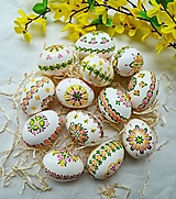 Dekorácie - Bielo-farebné(veľkosť S) kraslice na prírodnom podklade aj záves aj do košíka - 17444956_