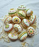 Dekorácie - Bielo-farebné(veľkosť S) kraslice na prírodnom podklade aj záves aj do košíka - 17444958_