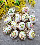 Dekorácie - Bielo-farebné(veľkosť S) kraslice na prírodnom podklade aj záves aj do košíka - 17444959_