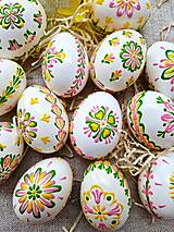 Dekorácie - Bielo-farebné(veľkosť S) kraslice na prírodnom podklade aj záves aj do košíka - 17444960_