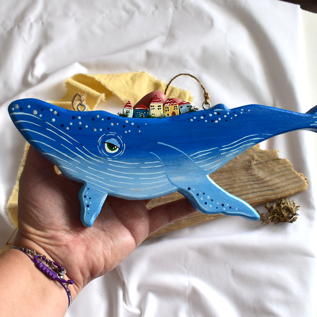 Závesná drevená veľryba (modrá)