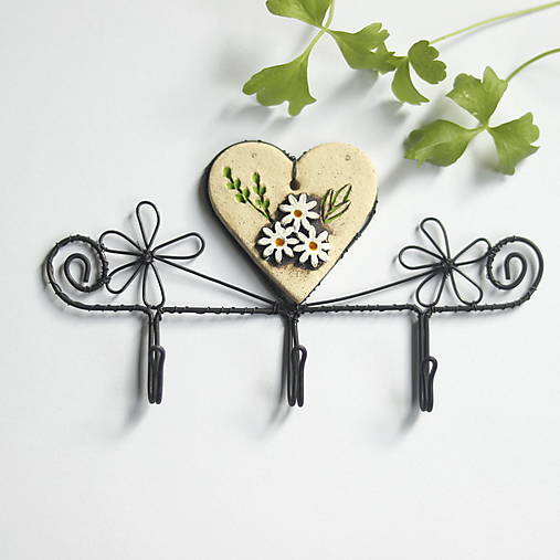 Nábytok - vešiak so srdiečkom - 17445278_