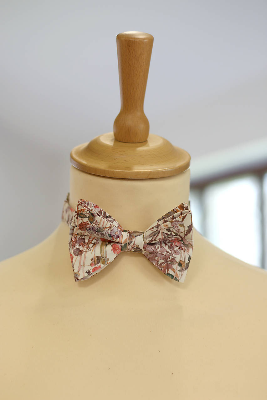 Exkluzívny svadobný motýlik s ružovými lúčnymi kvetmi