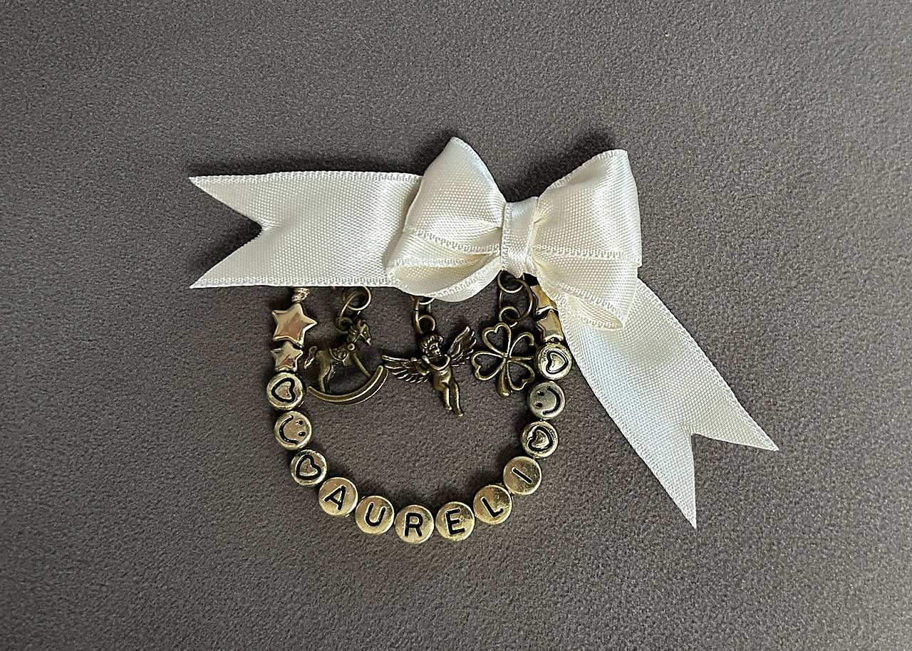 Okrasná mašlička na kočík/vajíčko s anjelikom, koníkom, štvorlístkom a menom