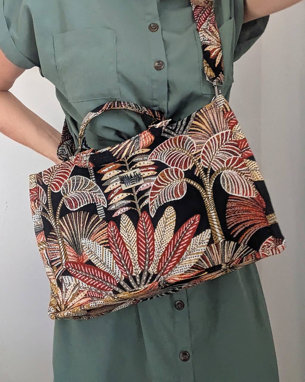 Kabelka  F L O R A  - čierna exotika