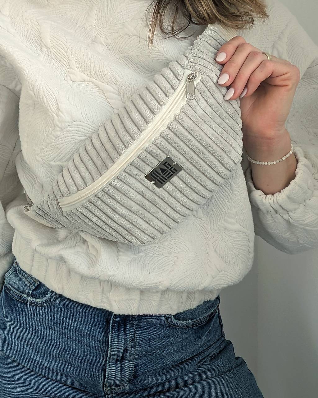 Menčestrová ľadvinka - šedobéžová