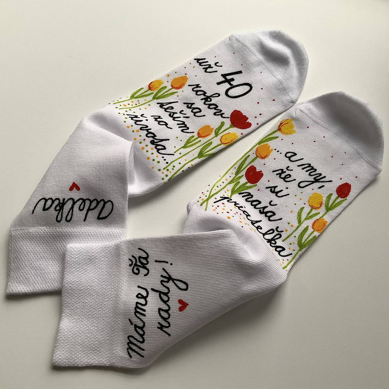 Maľované ponožky s nápisom: "Všetko najlepšie (biele - motív s tulipánmi)