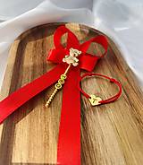 Detské doplnky - Set: Mašlička na kočík a červený náramok proti urieknutiu s písmenkom - 17458813_