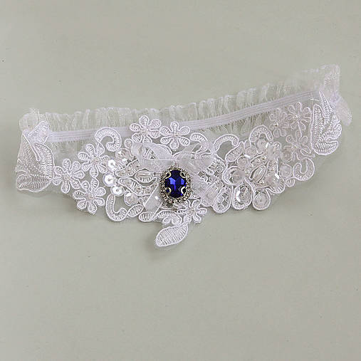 Svadobný biely čipkovaný podväzok s brošnou