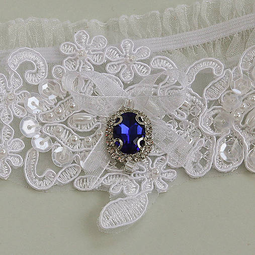 Svadobný biely čipkovaný podväzok s brošnou