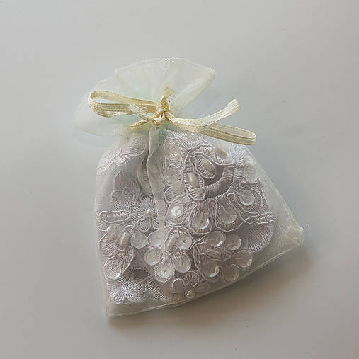 Svadobný biely čipkovaný podväzok s brošnou