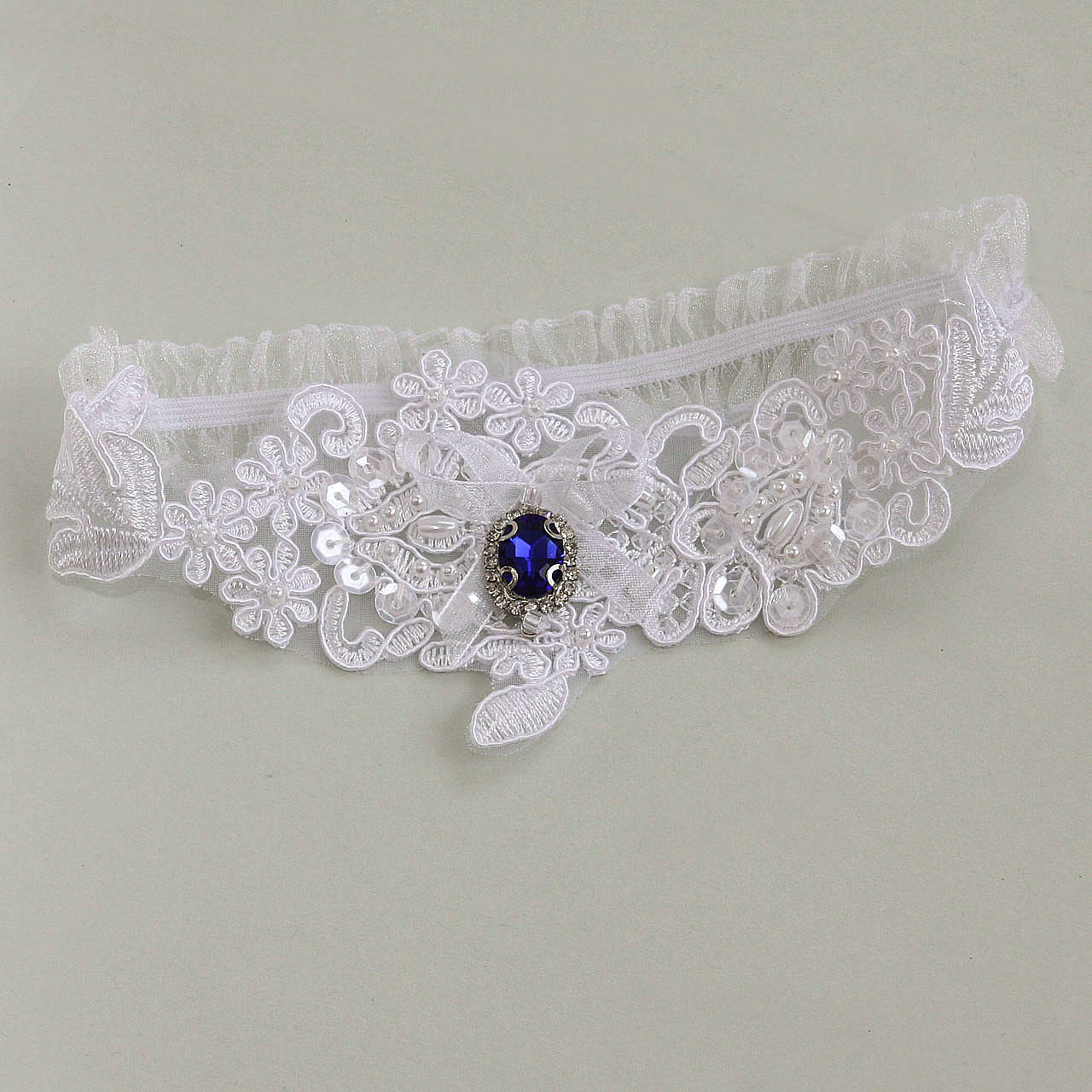 Svadobný biely čipkovaný podväzok s brošnou